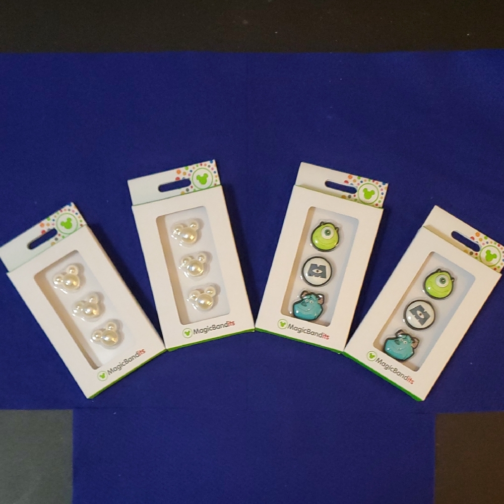 Disney MagicBands with White and Green Accessories